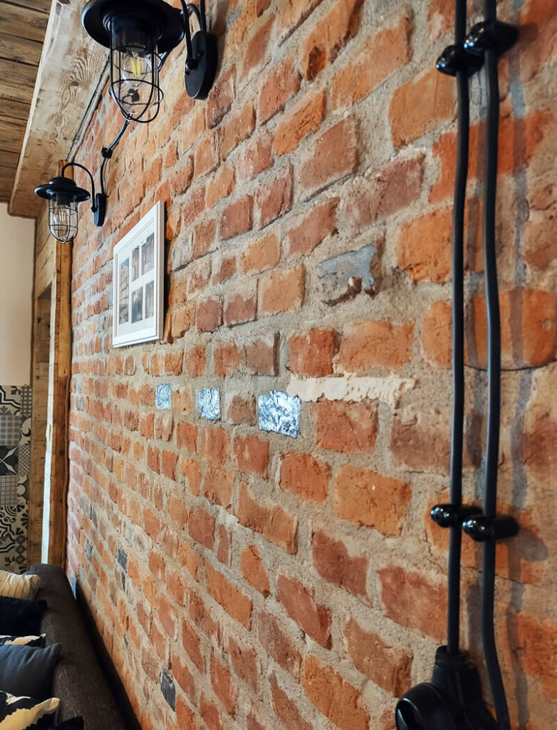 apartament z dwiema sypialniami ściana ceglana