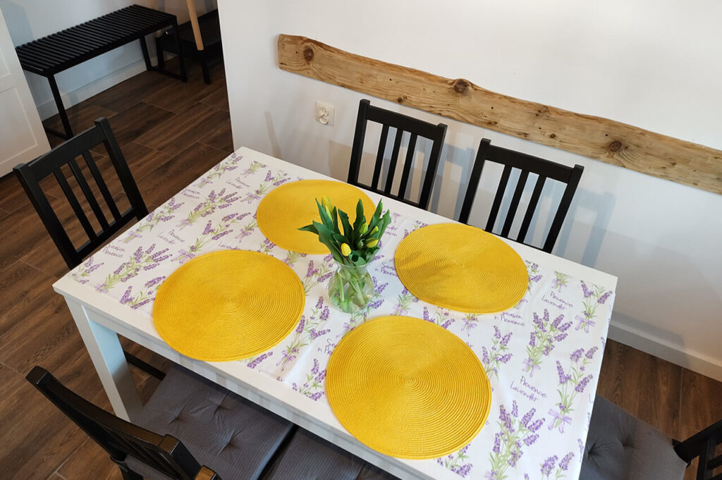 apartament z dwiema sypialniami, stół w jadalni